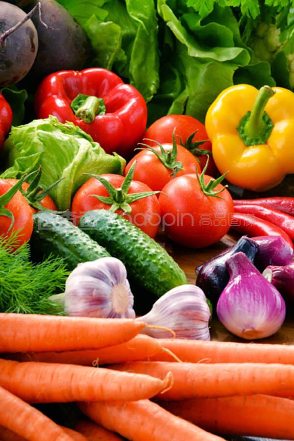 含有各种新鲜有机蔬菜和水果的成分
